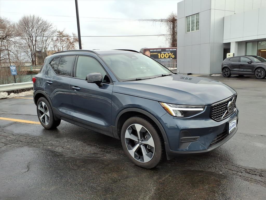 2026 Volvo XC40 Core's photo