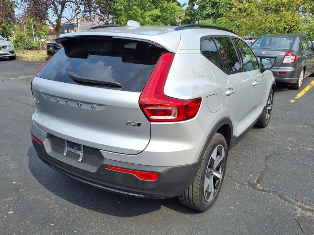 2024 Volvo XC40 Plus photo 2