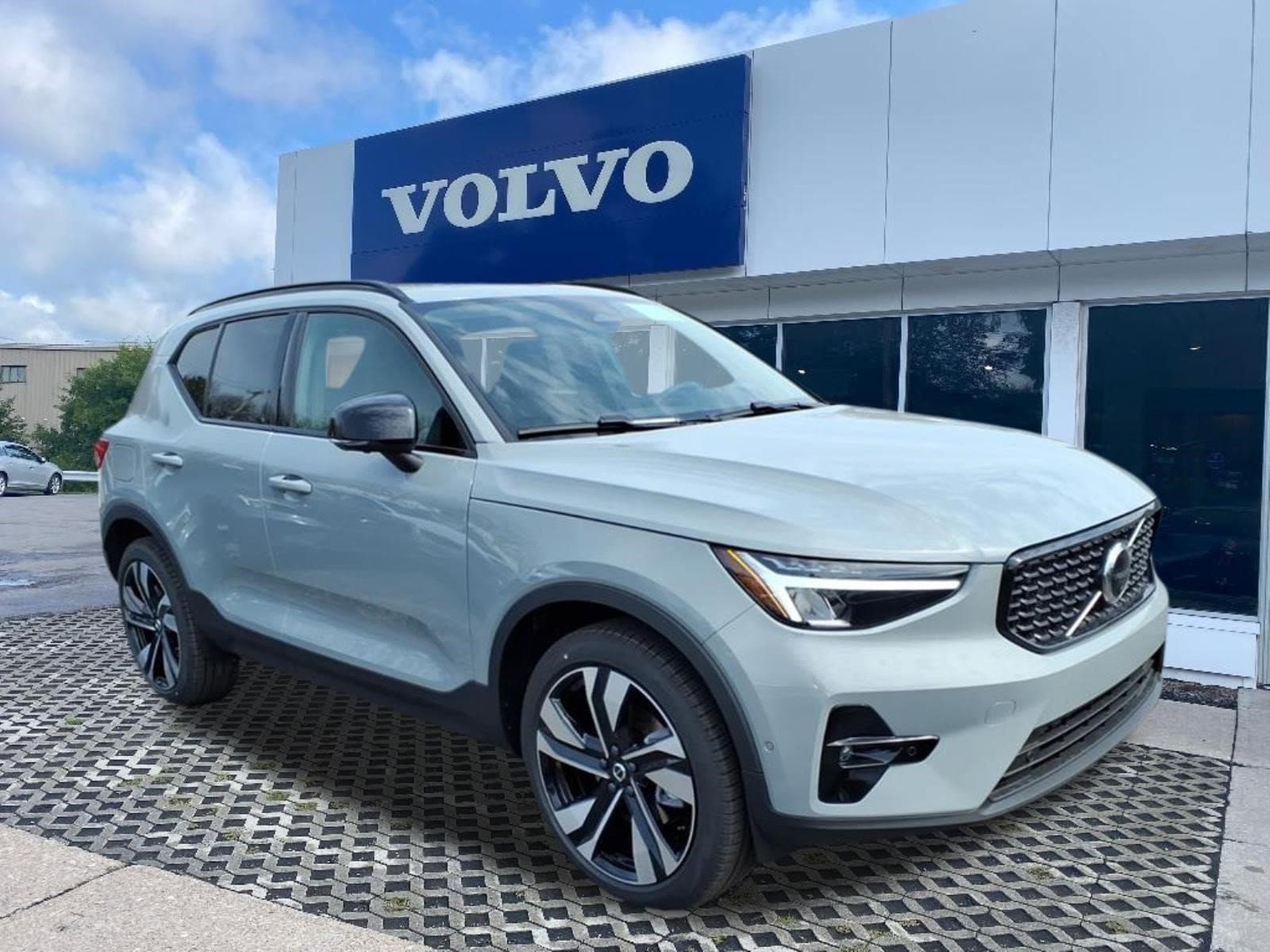 2026 Volvo XC40 B5 Plus Dark AWD's photo