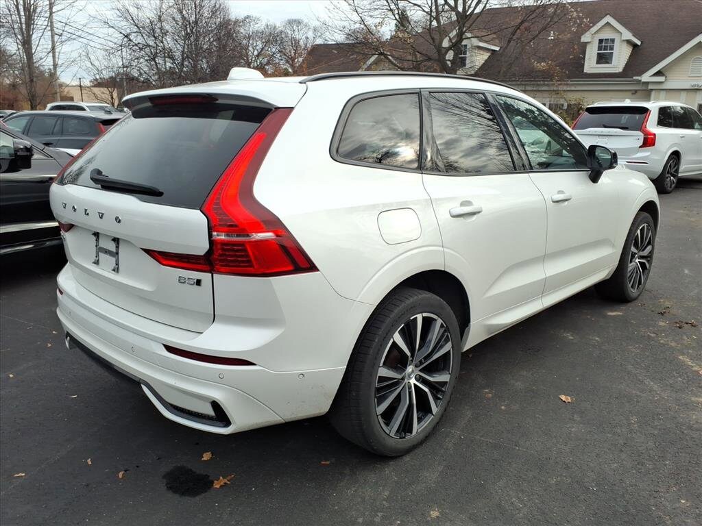 2023 Volvo XC60 B5 Plus photo 2