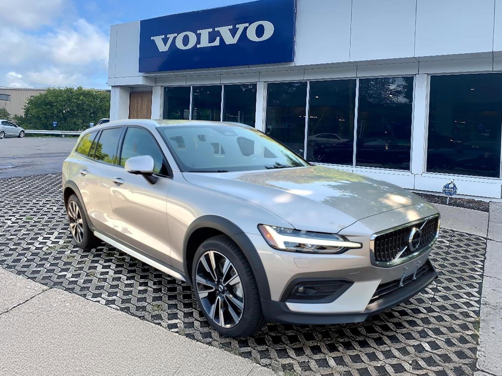 2025 Volvo V60 Cross Country B5 Ultra AWD's photo