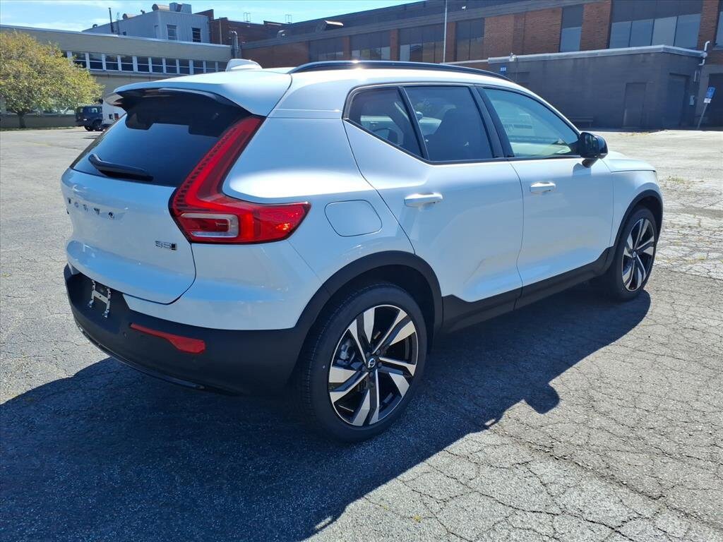 2026 Volvo XC40 Plus photo 3