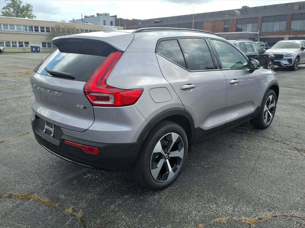 2026 Volvo XC40 Plus photo 2
