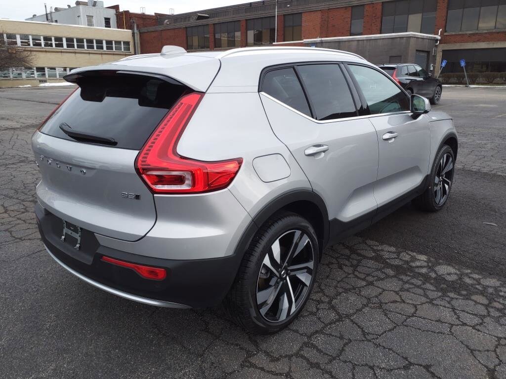 2025 Volvo XC40 photo 3
