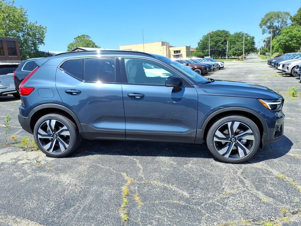 New 2026 Volvo XC40 B5 Ultra SUV