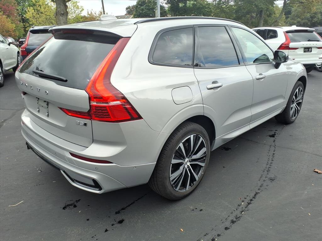 2025 Volvo XC60 B5 Plus photo 3