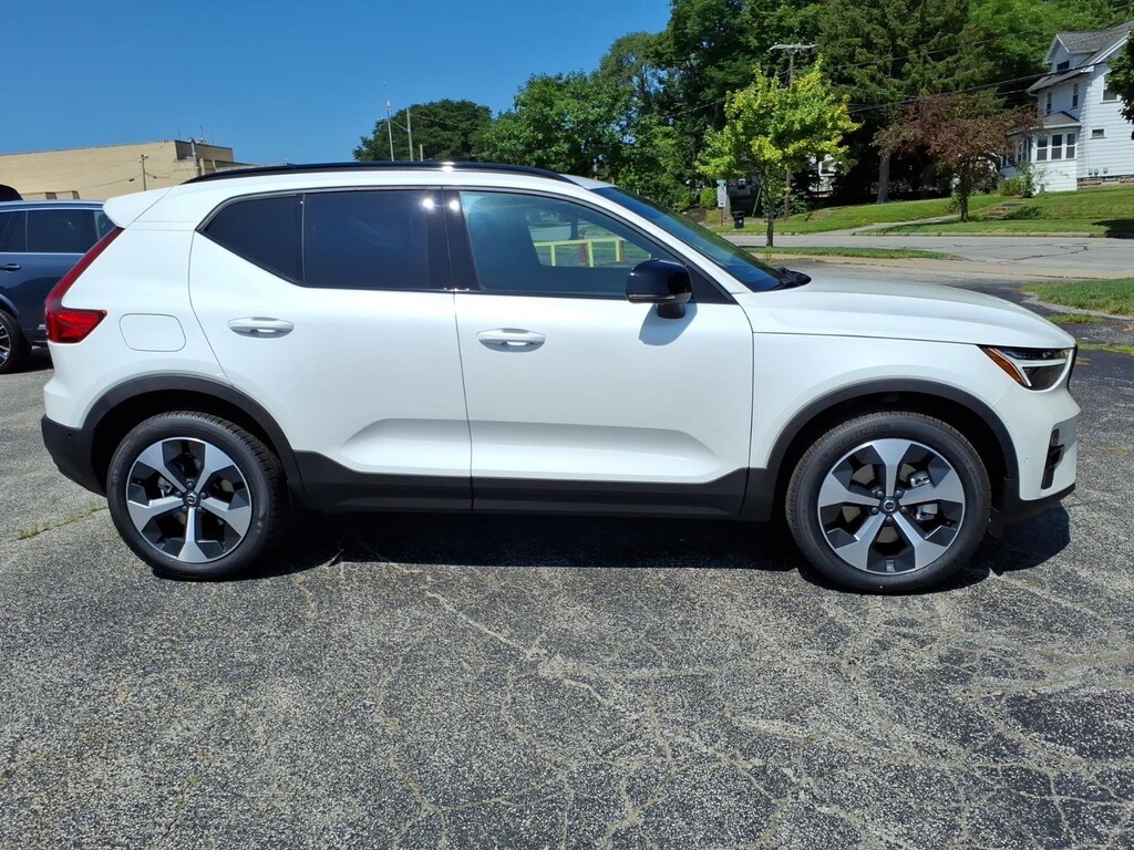 New 2026 Volvo XC40 B5 Plus SUV