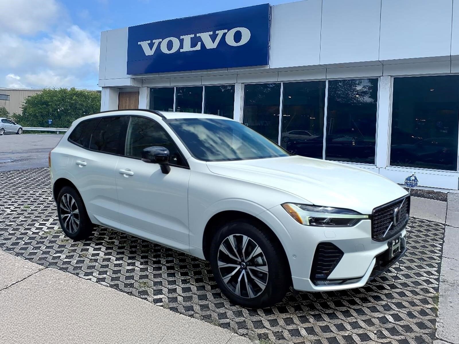 2025 Volvo XC60 B5 Plus Dark AWD's photo
