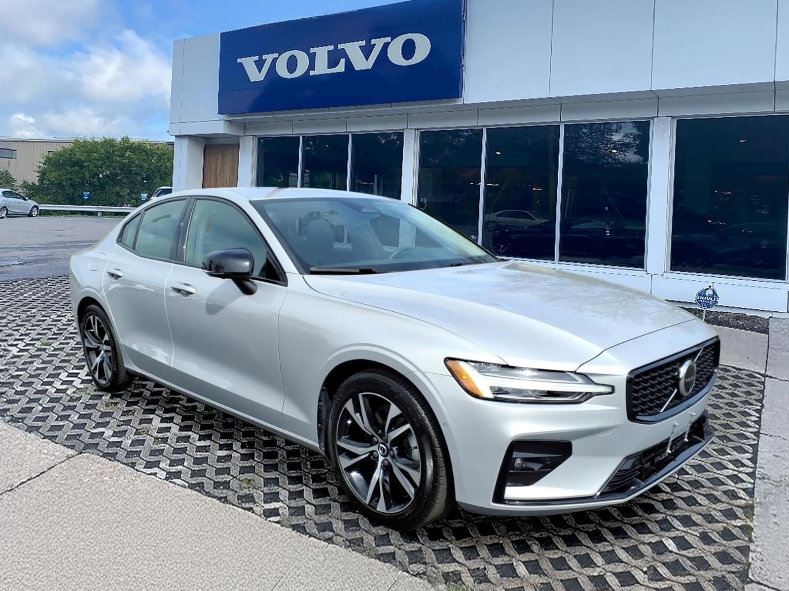 2025 Volvo S60 B5 Plus Dark AWD's photo