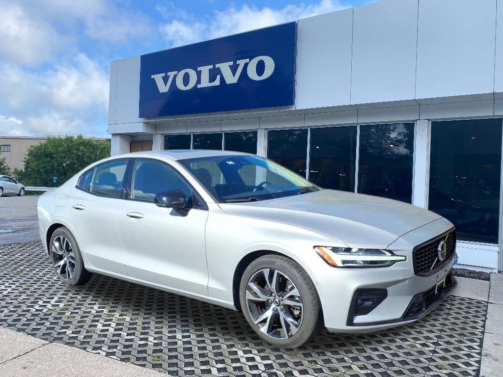 2024 Volvo S60 Plus's photo