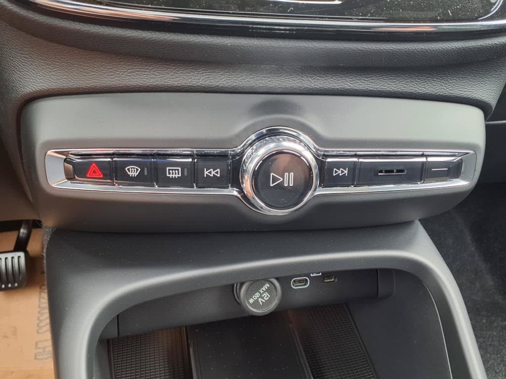 2026 Volvo XC40 Ultra Black Edition - Photo 25