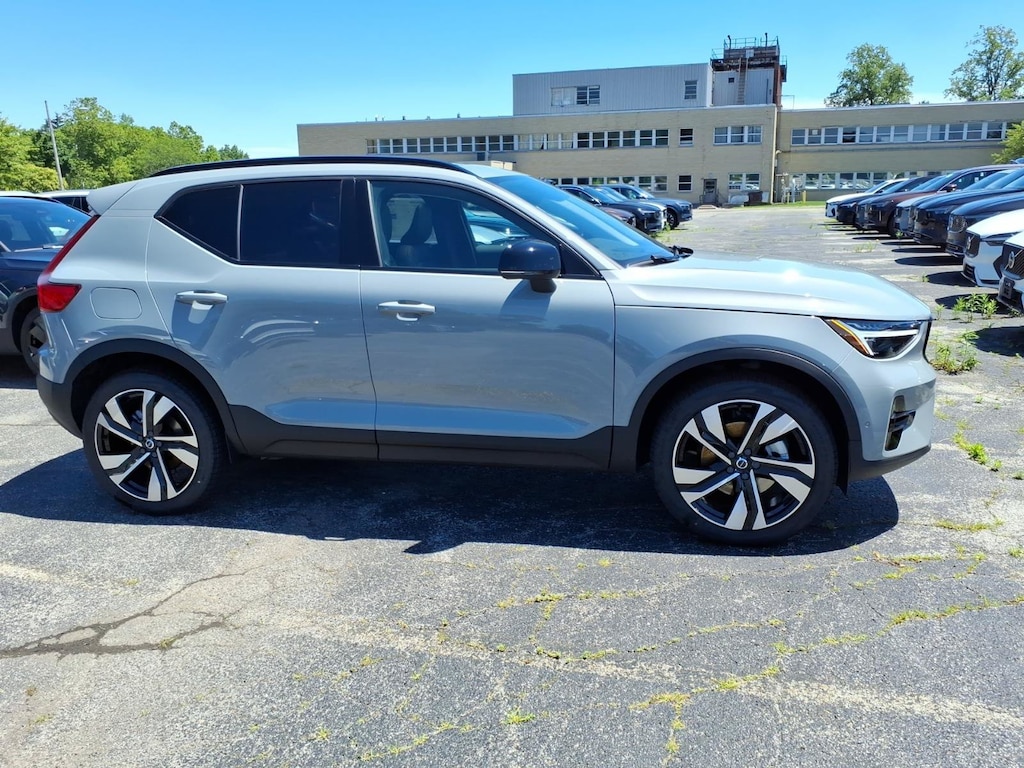New 2026 Volvo XC40 B5 Plus SUV
