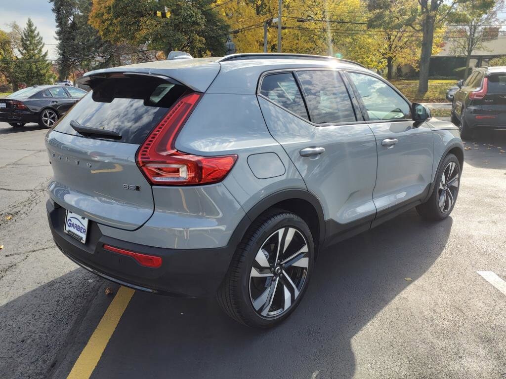 2025 Volvo XC40 Plus photo 3