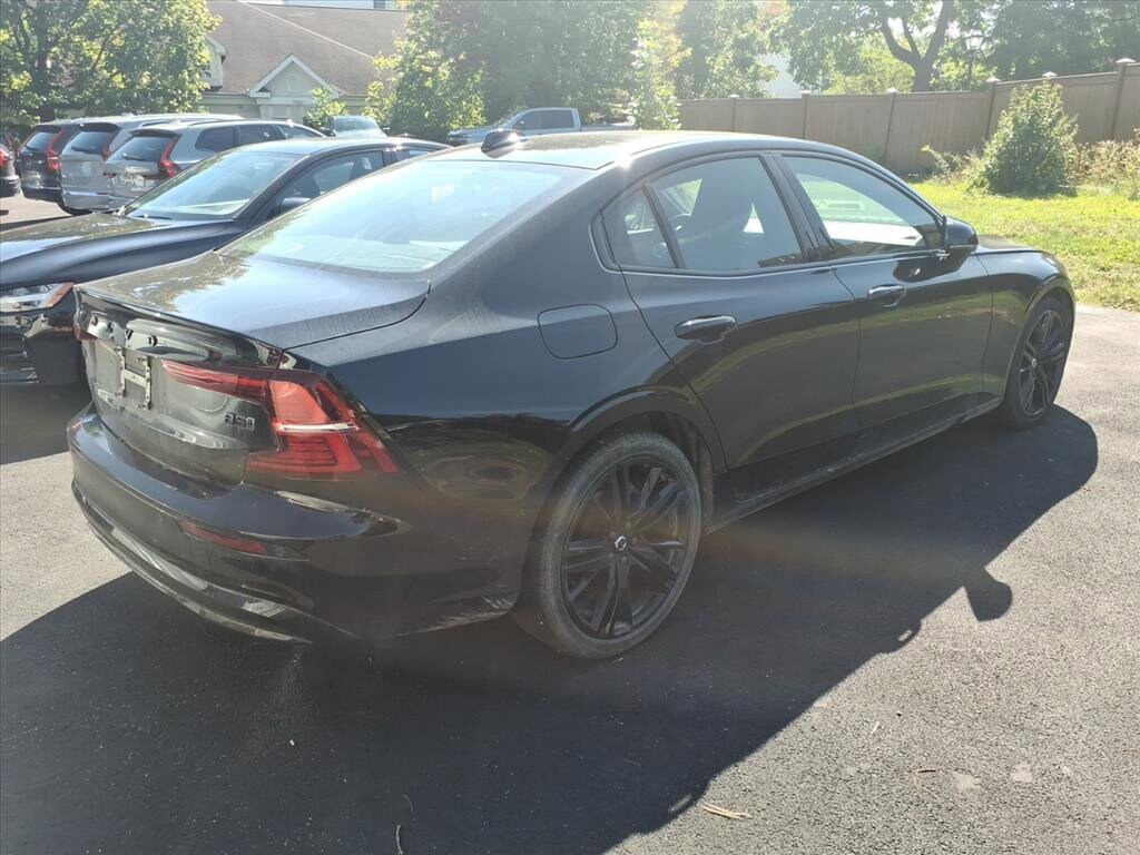 2023 Volvo S60 B5 AWD Plus Black Edition photo 3