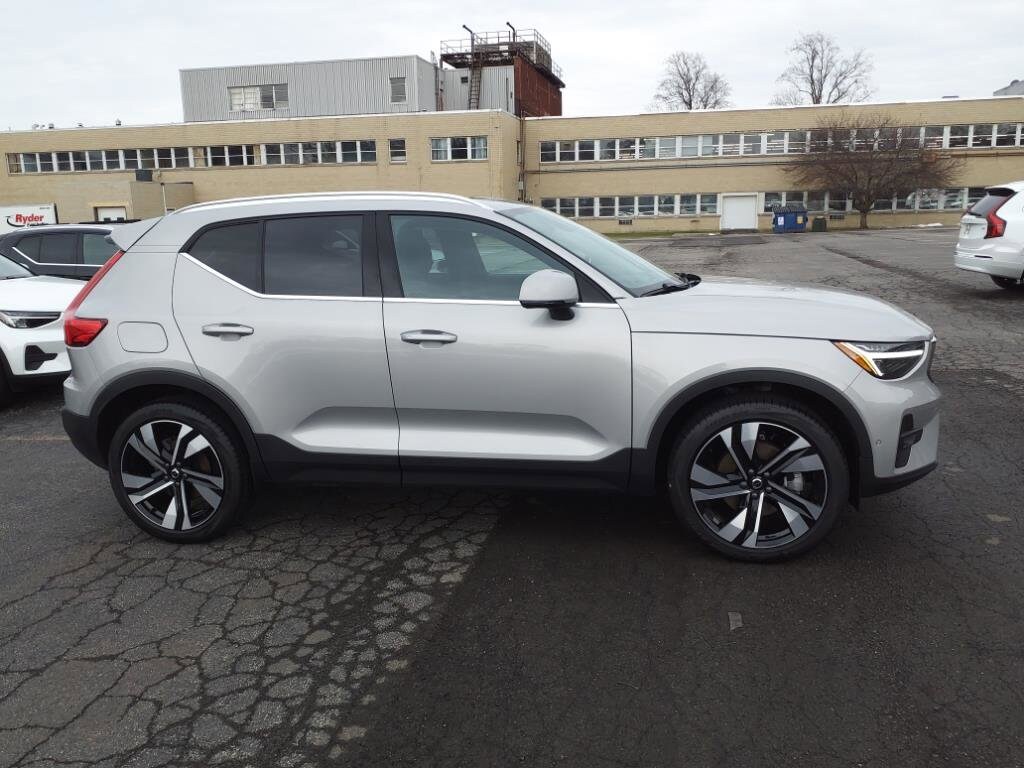2025 Volvo XC40 photo 2