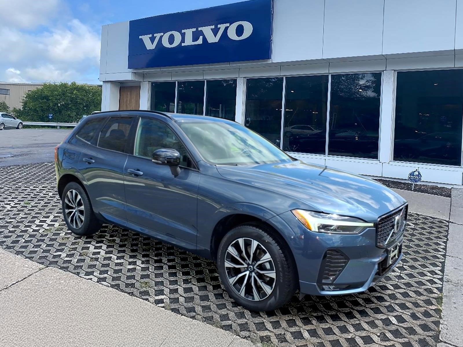 2025 Volvo XC60 B5 Core Dark AWD's photo