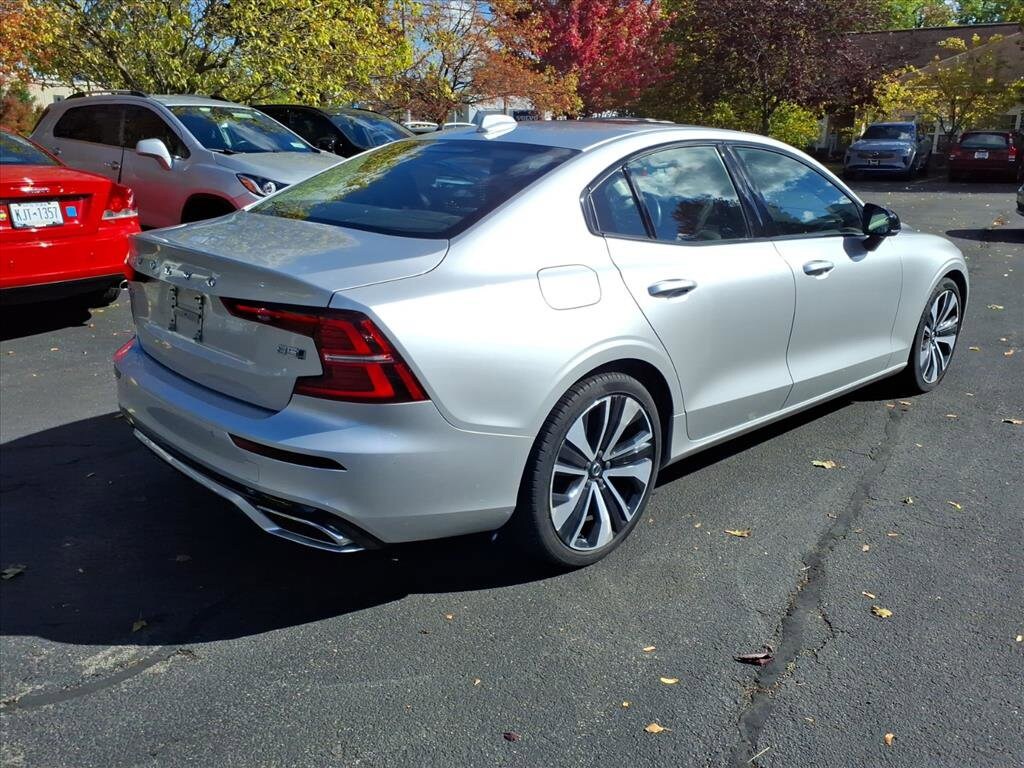 2022 Volvo S60 B5 AWD Momentum photo 2