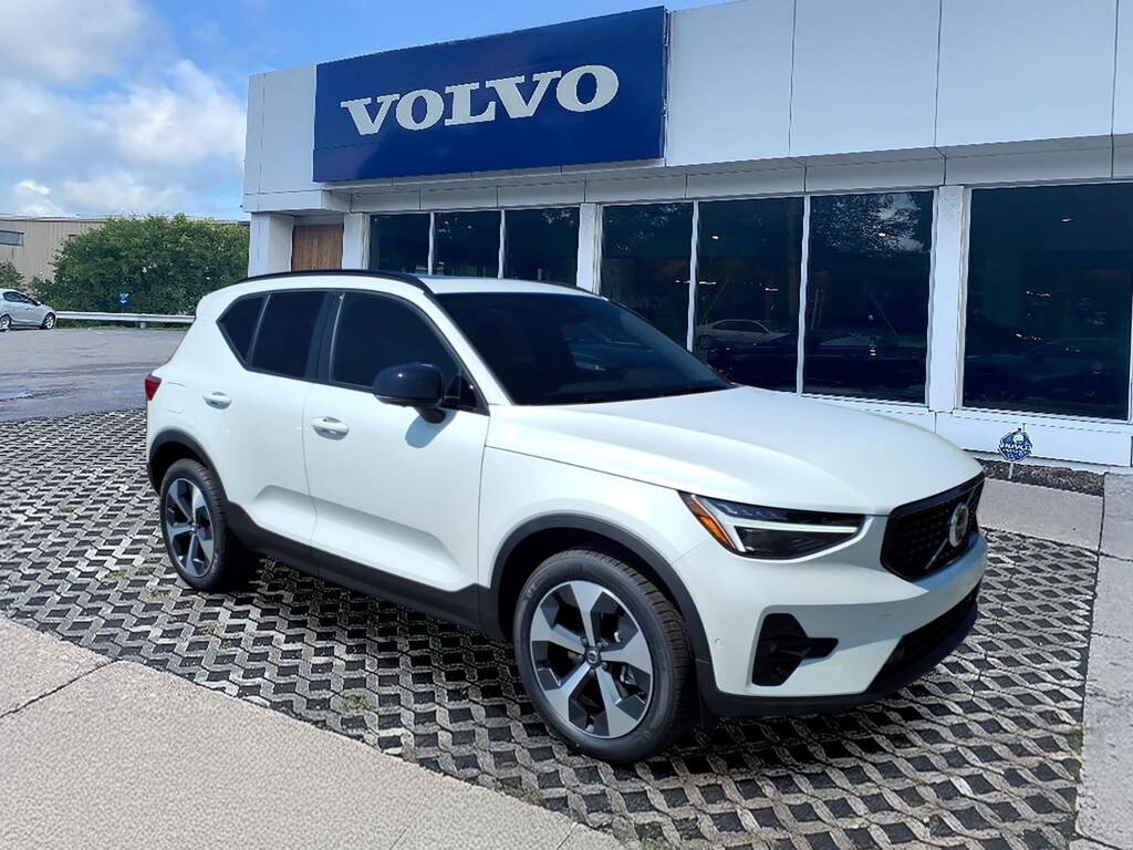 New 2026 Volvo XC40 B5 Plus SUV