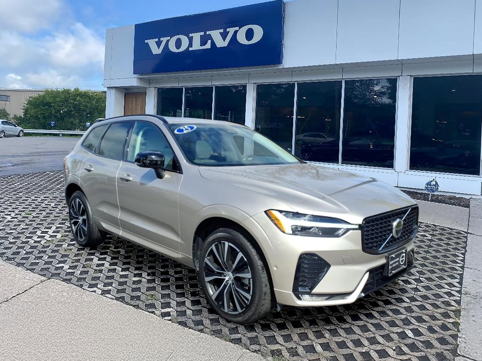 2025 Volvo XC60 B5 Plus Dark AWD's photo