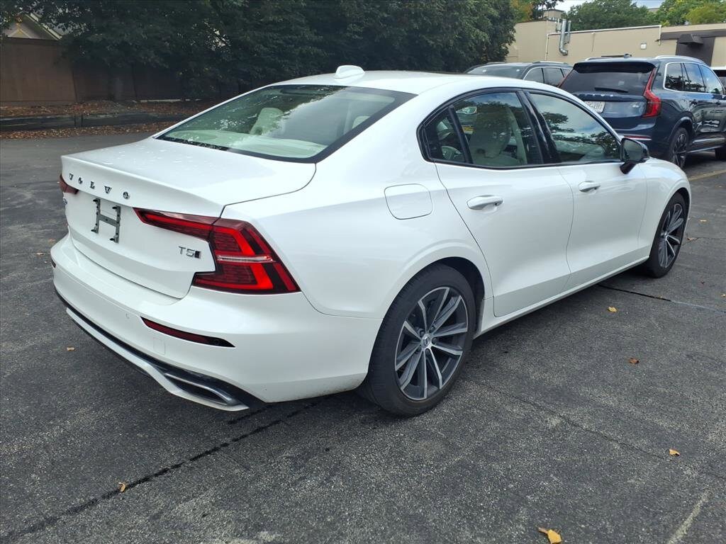 2021 Volvo S60 T5 Momentum photo 2