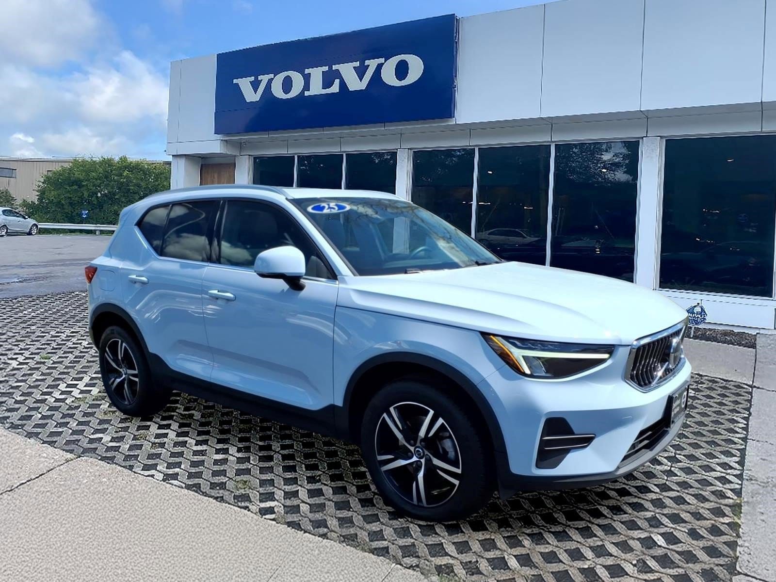 2025 Volvo XC40 B5 Core Bright AWD's photo