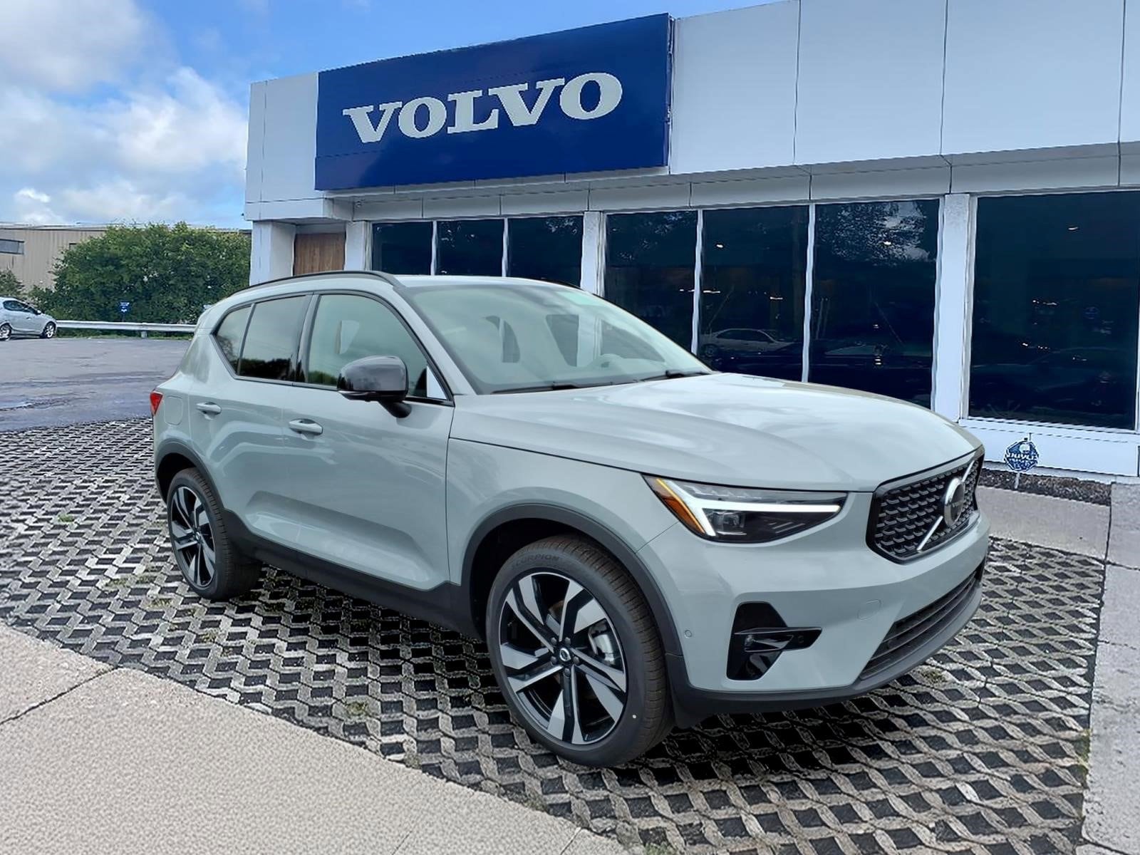 2026 Volvo XC40 B5 Ultra Dark AWD's photo