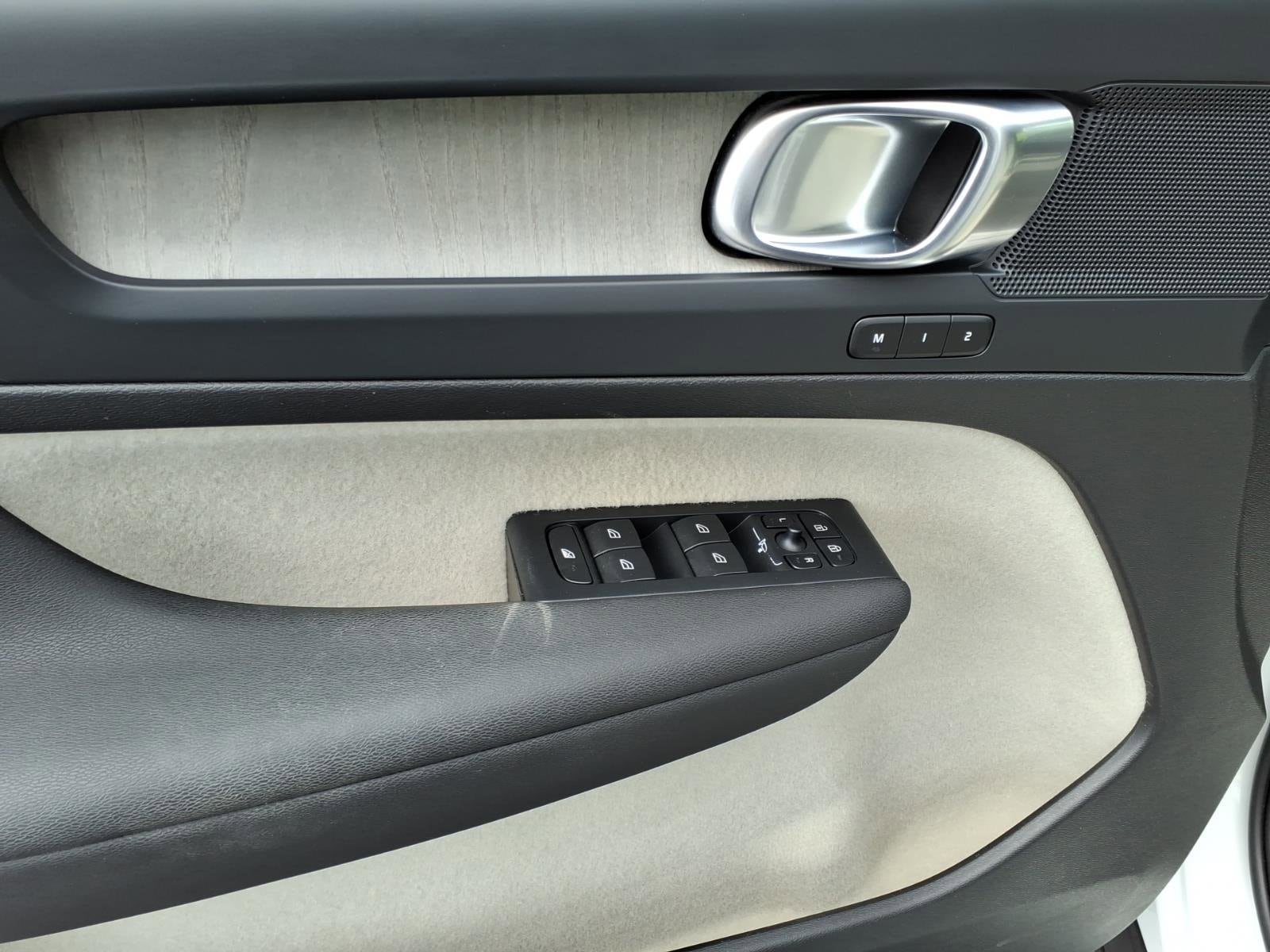 2023 Volvo XC40 Plus - Photo 13