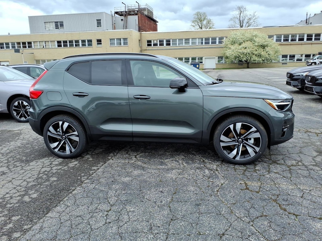 New 2026 Volvo XC40 B5 Plus SUV