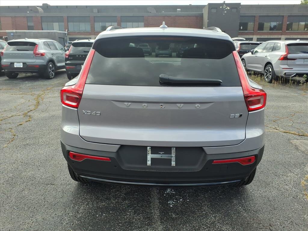 2026 Volvo XC40 Plus photo 3