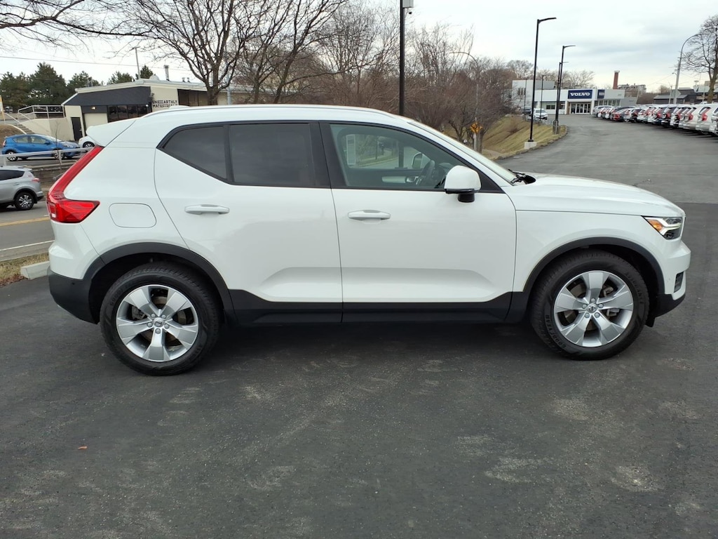 Used 2019 Volvo XC40 T5 Momentum SUV