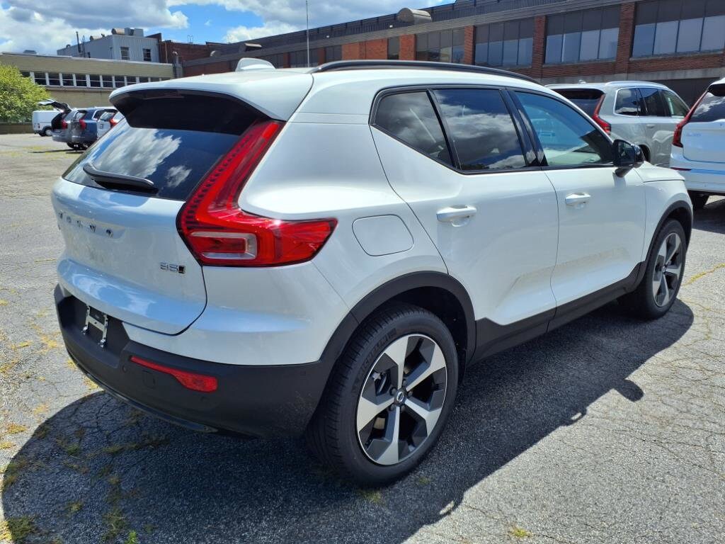 2026 Volvo XC40 Plus photo 3
