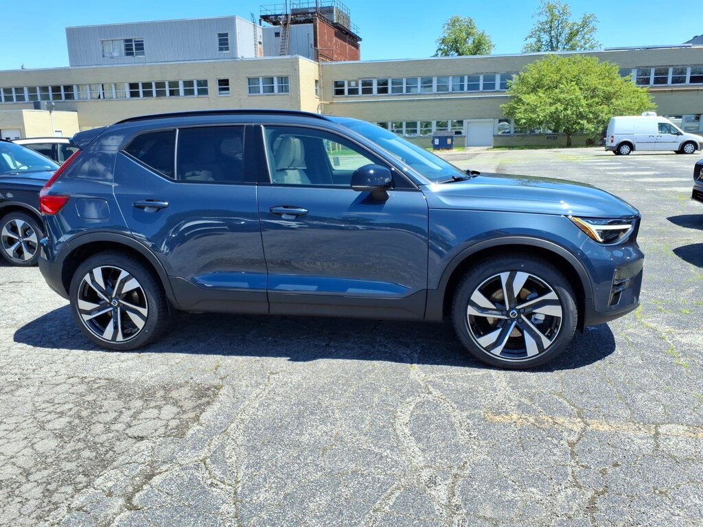 New 2026 Volvo XC40 B5 Ultra SUV