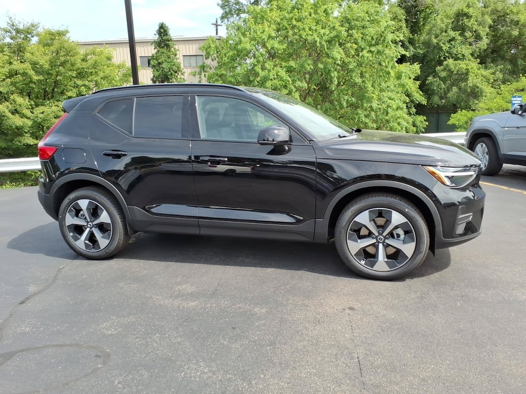 New 2026 Volvo XC40 B5 Core SUV