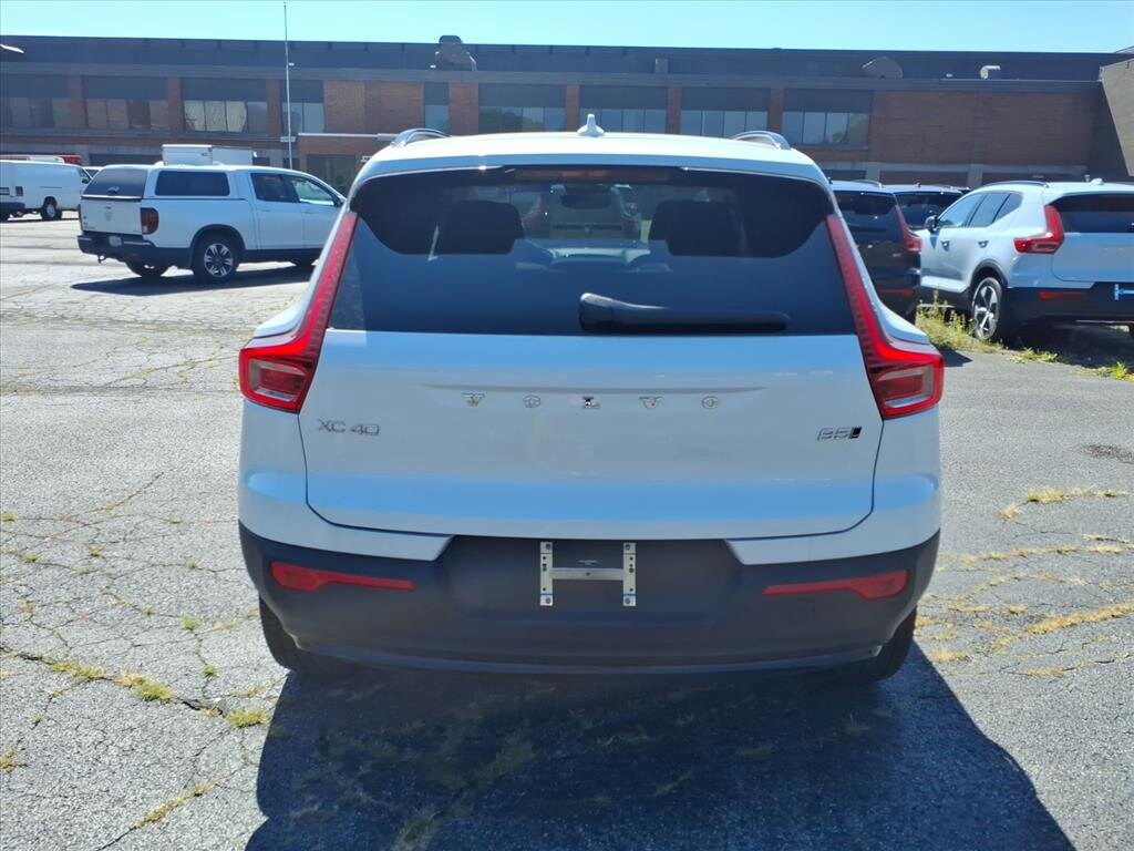 2026 Volvo XC40 Plus photo 4