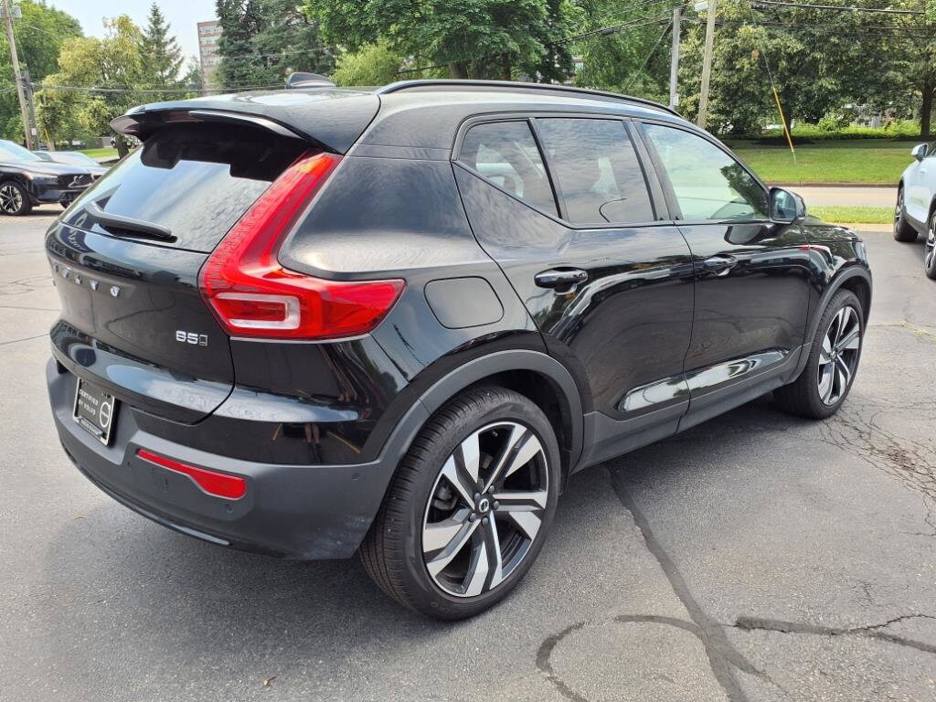 2025 Volvo XC40 photo 2