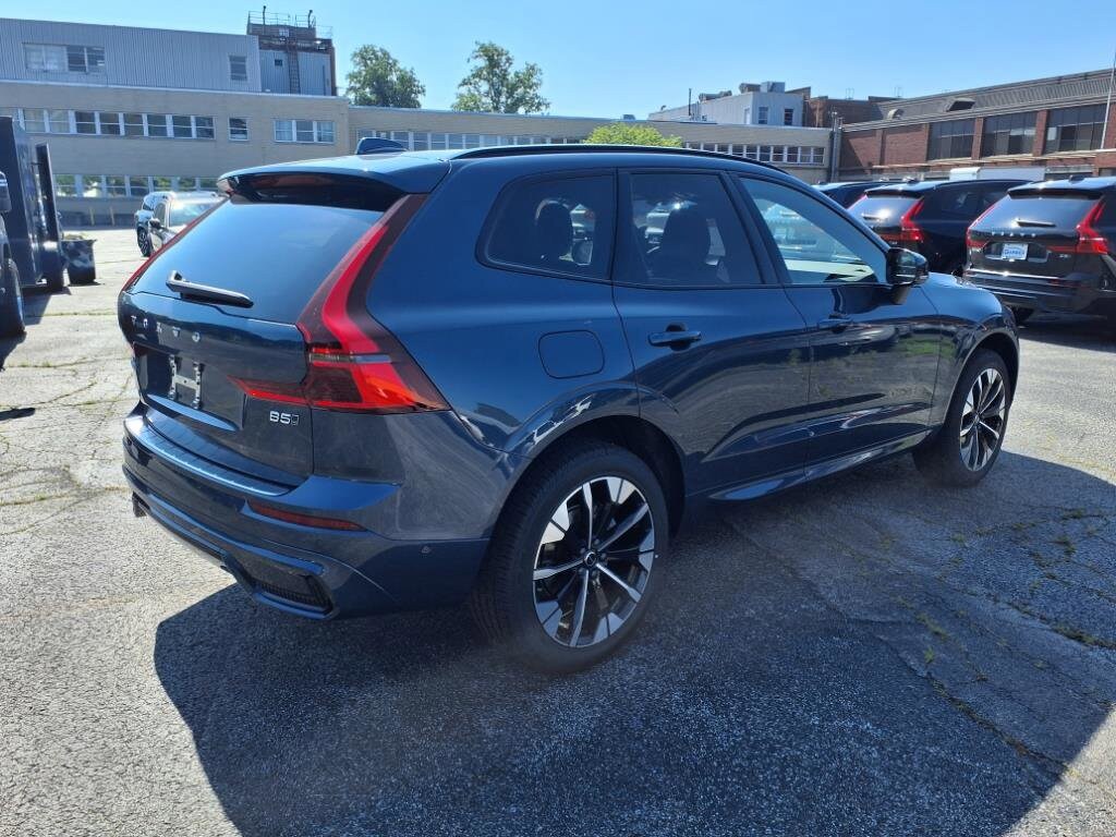 2026 Volvo XC60 B5 Plus photo 3