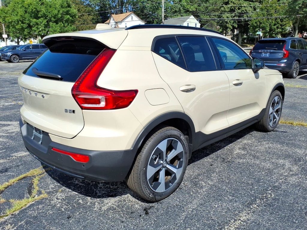 New 2026 Volvo XC40 B5 Core SUV