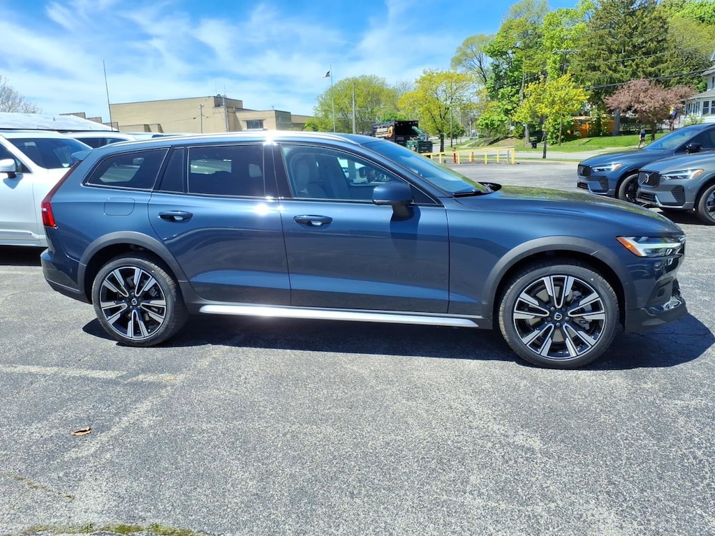 New 2026 Volvo V60 Cross Country B5 Ultra Wagon