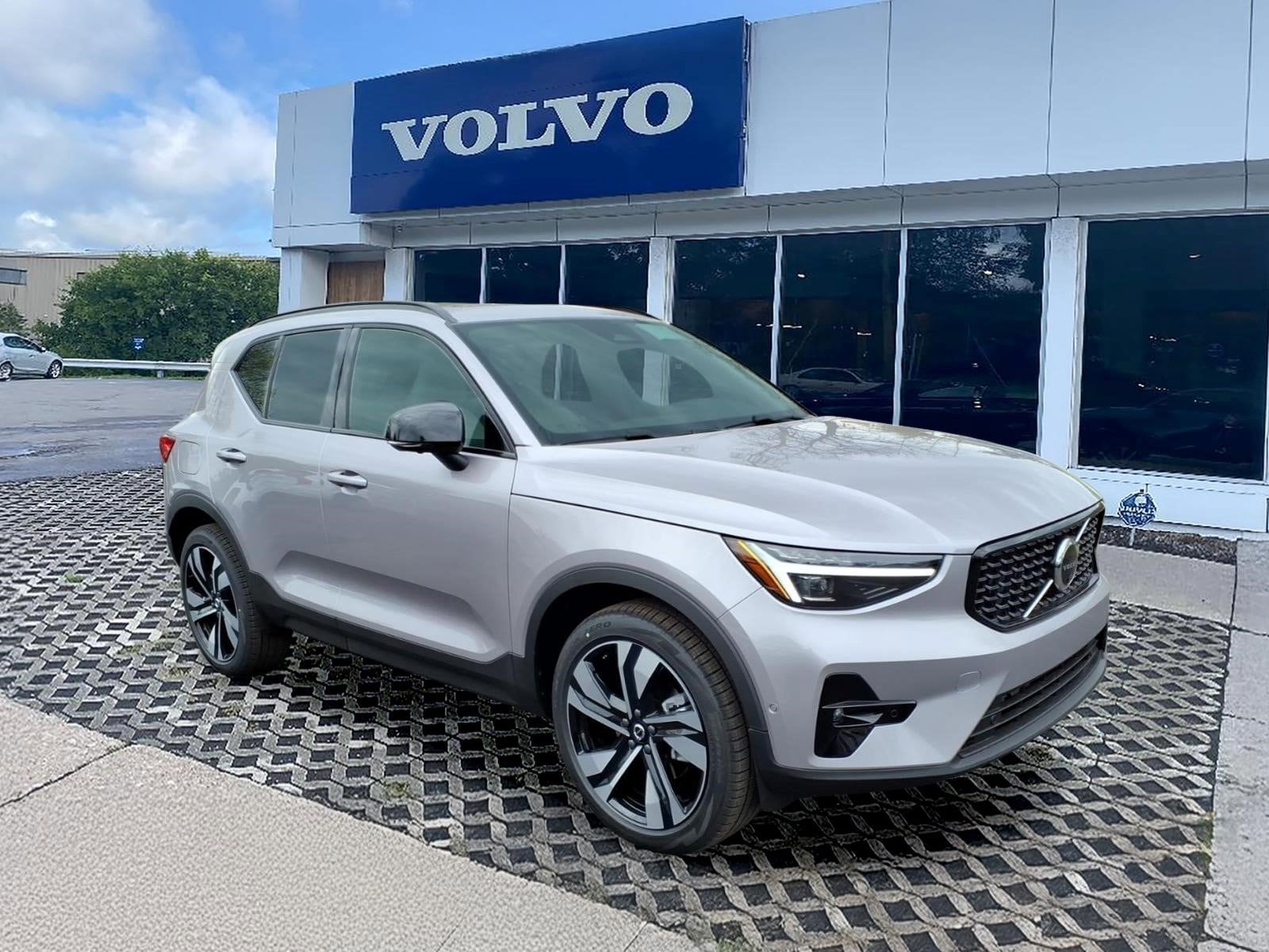 2026 Volvo XC40 B5 Plus Dark AWD's photo