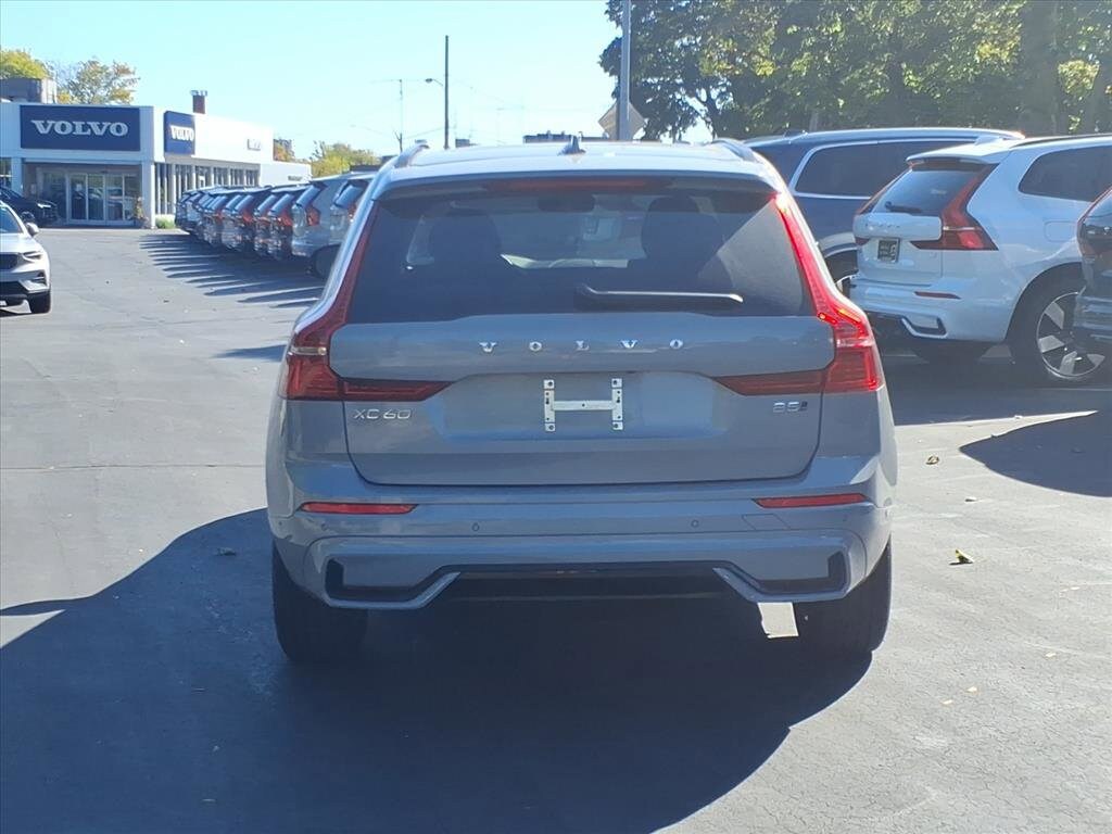 2025 Volvo XC60 B5 Plus photo 2
