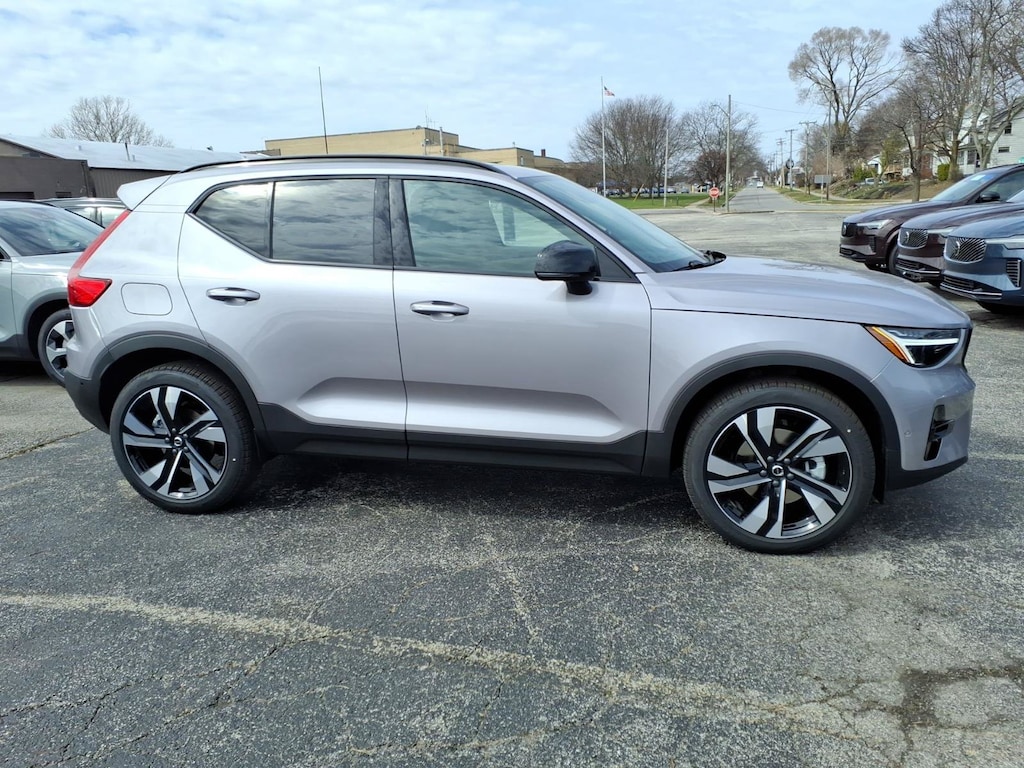 New 2026 Volvo XC40 B5 Plus SUV