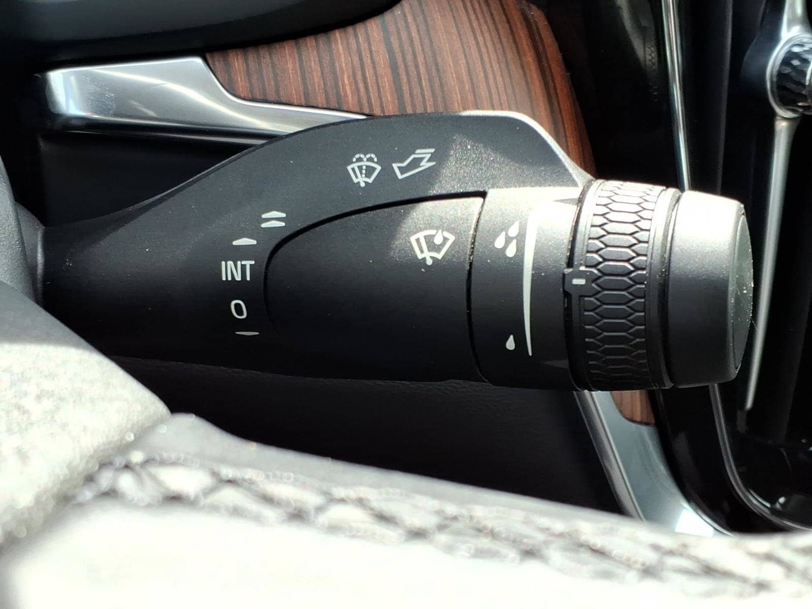 2025 Volvo S60 Plus - Photo 18