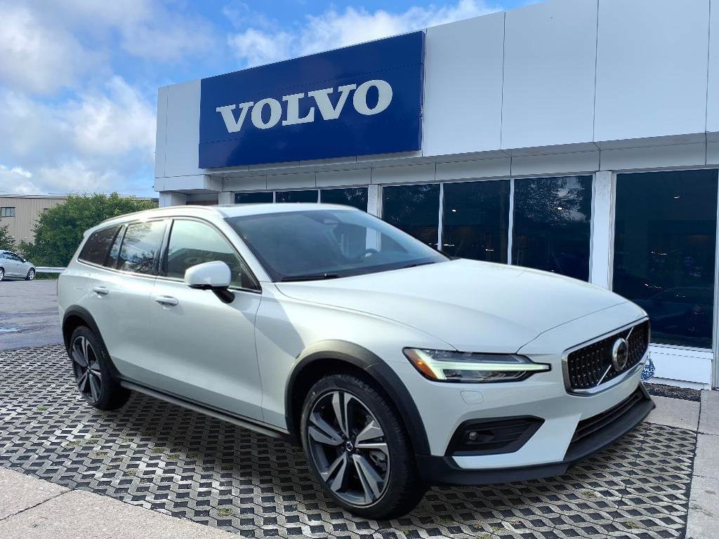 2026 Volvo V60 Cross Country Plus's photo