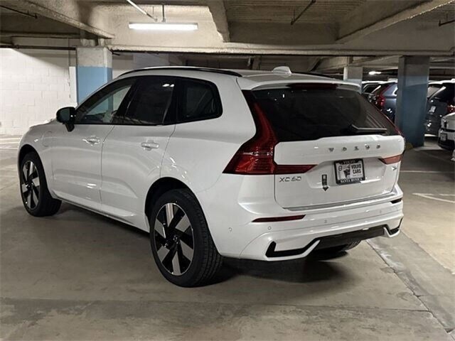 2025 Volvo XC60 T8 Plus photo 4