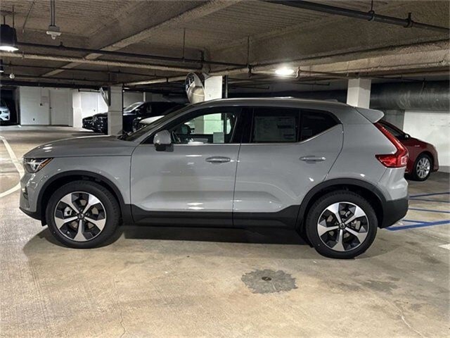 2025 Volvo XC40 Core photo 4