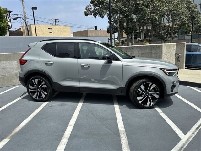 2024 Volvo XC40 Plus photo 3