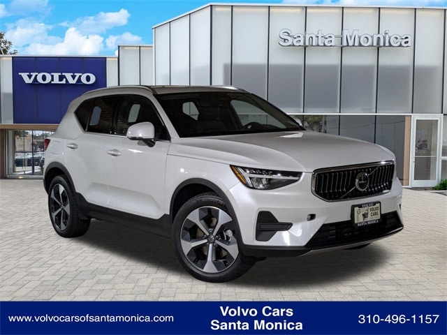 2025 Volvo XC40 Core's photo