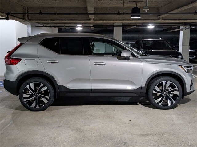 2025 Volvo XC40 photo 2