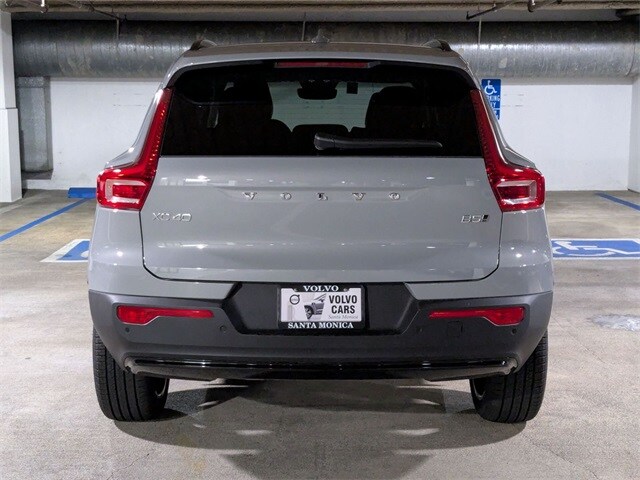 2025 Volvo XC40 photo 4