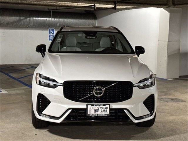 2025 Volvo XC60 B5 photo 2